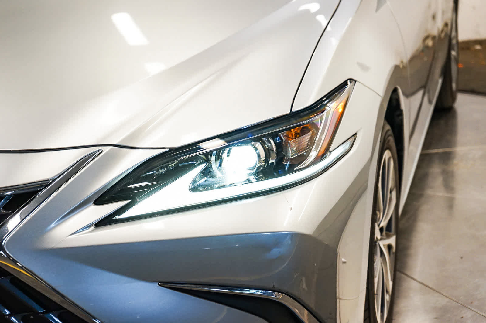 Used 2025 Lexus ES 350 w/ Accessory Package (Z2) FWD image 4
