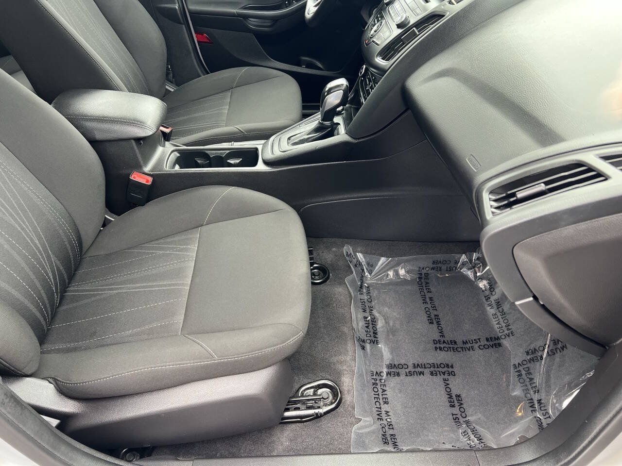 Used 2015 Ford Focus SE w/ SE Sport Package FWD image 11
