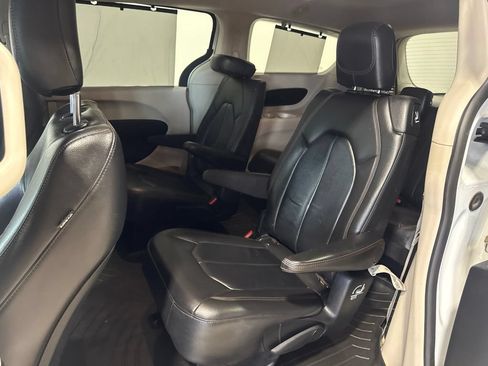 Used 2017 Chrysler Pacifica Touring-L FWD image 31