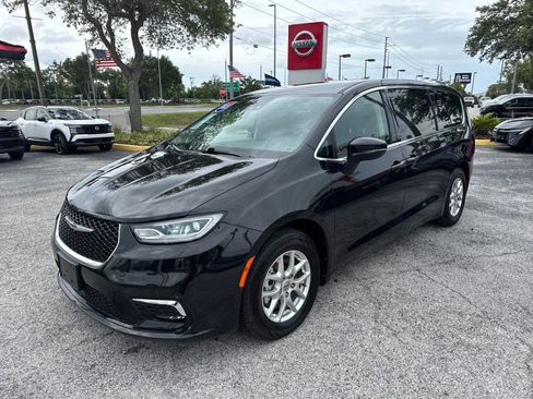 Used 2023 Chrysler Pacifica Touring-L FWD image 3