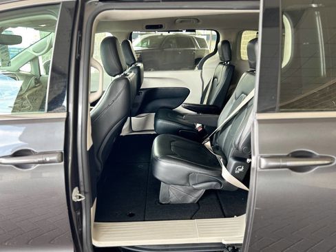 Used 2019 Chrysler Pacifica Touring-L FWD image 36