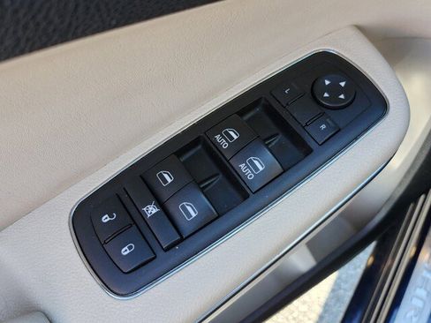 Used 2017 Chrysler 300 C w/ Safetytec Plus Group image 39