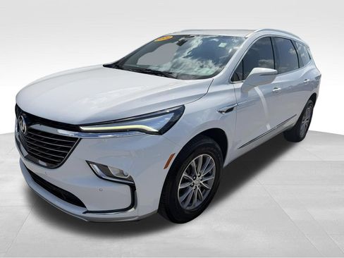 Used 2024 Buick Enclave Essence FWD image 3