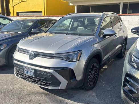 Certified 2025 Volkswagen Taos SE w/ Panoramic Sunroof Package image 3