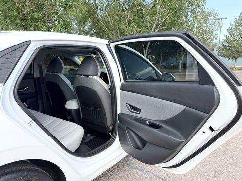 New 2025 Hyundai Elantra Limited image 18