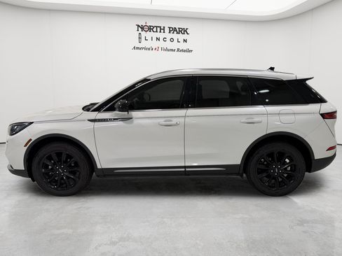 Used 2022 Lincoln Corsair FWD w/ Premium Package image 2
