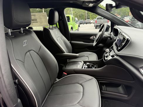 New 2026 Chrysler Pacifica Limited w/ S Appearance Package FWD image 14