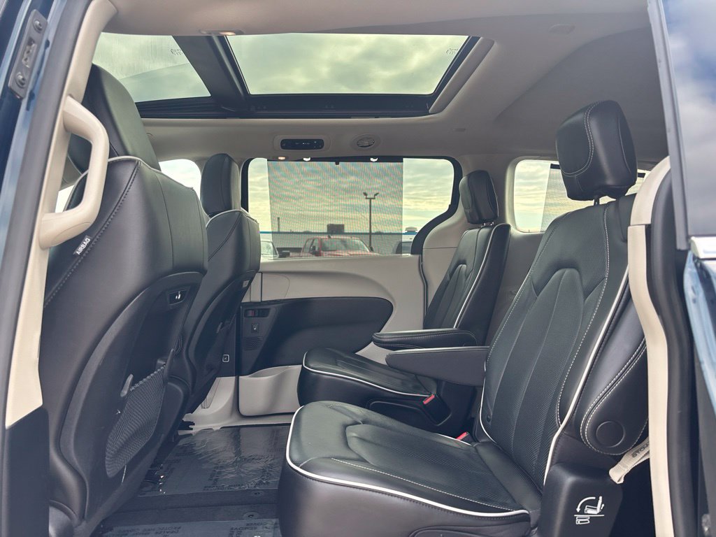 Used 2022 Chrysler Pacifica Limited AWD/4WD image 21