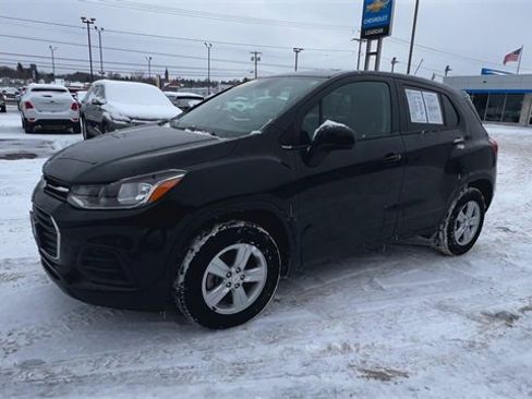 Used 2022 Chevrolet Trax LS w/ Tint and Cruise Package image 4