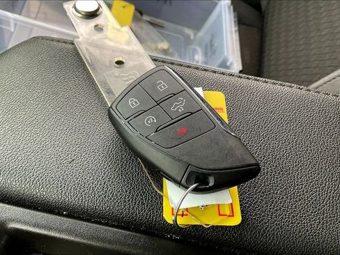 Used 2025 Chevrolet Silverado 1500 LT image 10