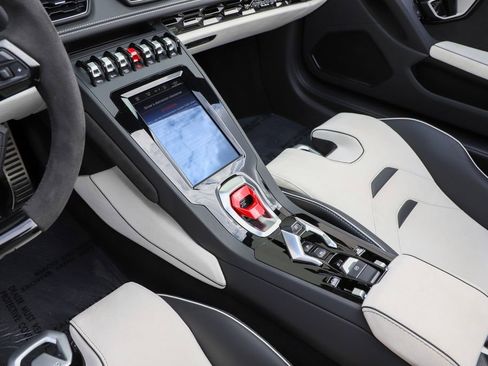 Used 2024 Lamborghini Huracan EVO image 11