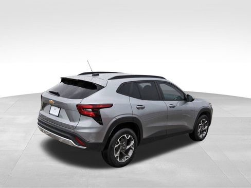 Used 2025 Chevrolet Trax LT w/ Driver Confidence Package image 4