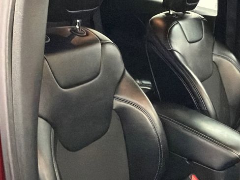 Used 2019 Jeep Cherokee Latitude Plus w/ Comfort/Convenience Group image 10