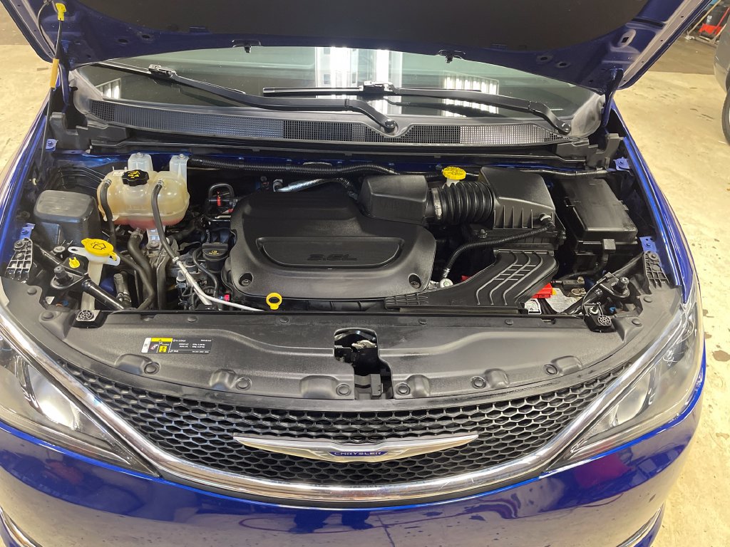 Used 2020 Chrysler Pacifica Touring w/ Cold Weather Group FWD image 3