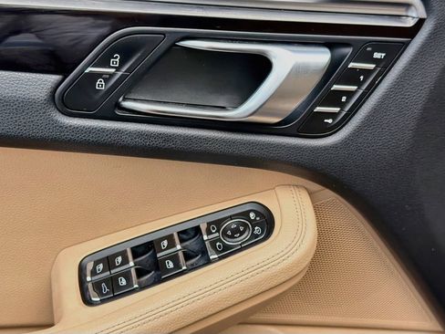Used 2020 Porsche Macan AWD/4WD image 23