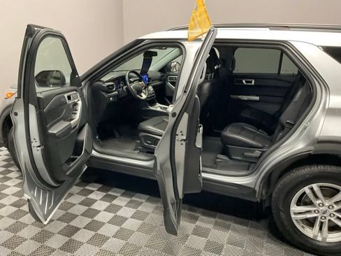 Used 2022 Ford Explorer XLT w/ Equipment Group 202A AWD/4WD image 13