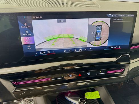 Used 2025 BMW 530i xDrive w/ Premium Package image 14