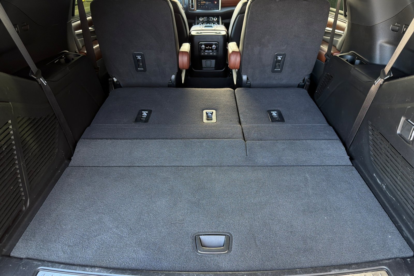 Used 2024 GMC Yukon Denali Ultimate AWD/4WD image 16