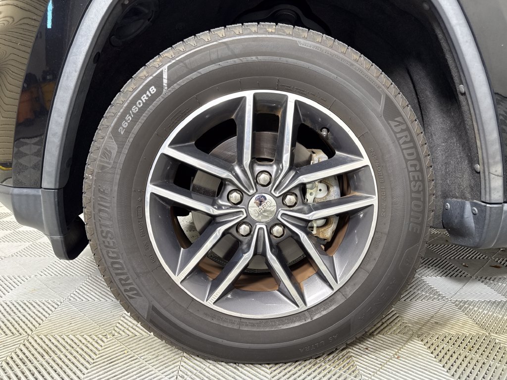 Used 2017 Jeep Grand Cherokee Limited AWD/4WD image 26