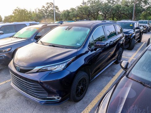 Used 2022 Toyota Sienna XLE w/ XLE Plus Package AWD/4WD image 3
