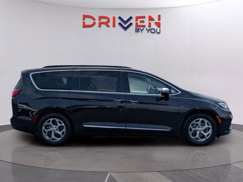 Used 2023 Chrysler Pacifica Limited FWD image 6