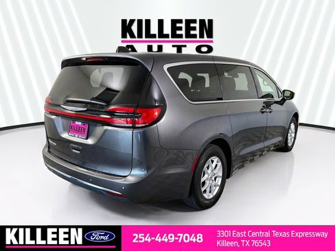 Used 2023 Chrysler Pacifica Touring-L FWD image 9