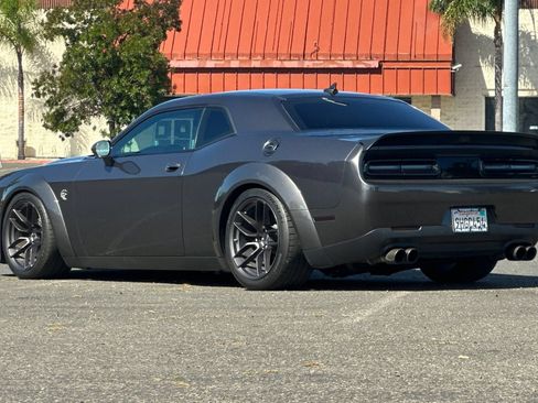 Used 2018 Dodge Challenger SRT Hellcat RWD image 5