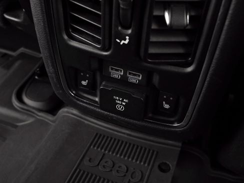Used 2017 Jeep Grand Cherokee Overland w/ Jeep Active Safety Group image 30