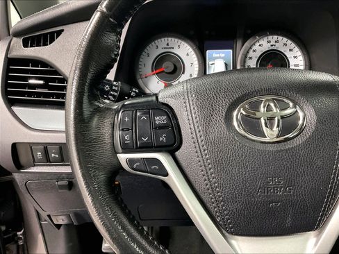 Used 2020 Toyota Sienna SE w/ SE Preferred Package image 24