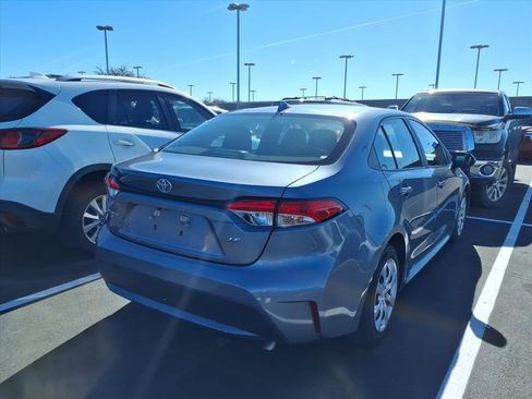 Used 2021 Toyota Corolla LE image 3