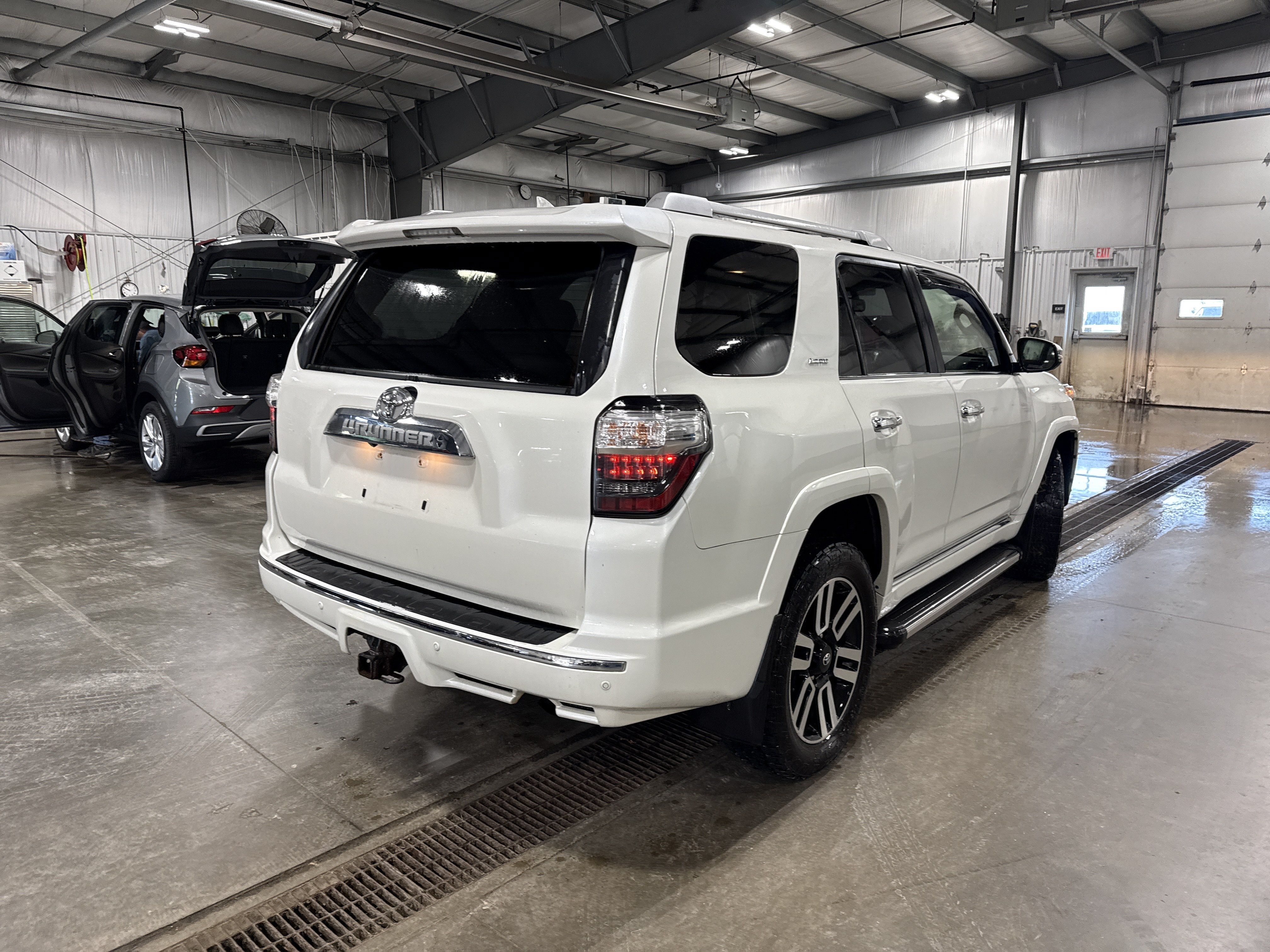 Used 2015 Toyota 4Runner Limited AWD/4WD image 3