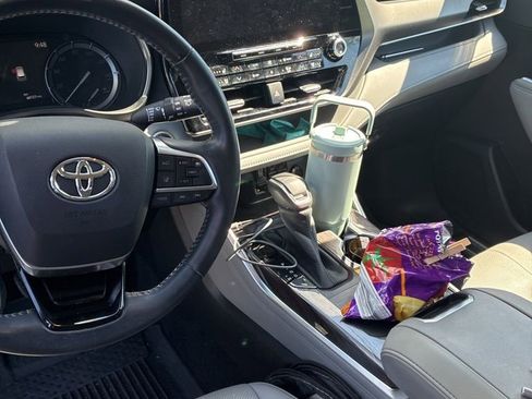 Used 2020 Toyota Highlander Limited FWD image 6