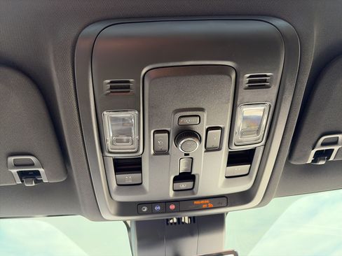 Used 2025 Chevrolet Tahoe High Country AWD/4WD image 39