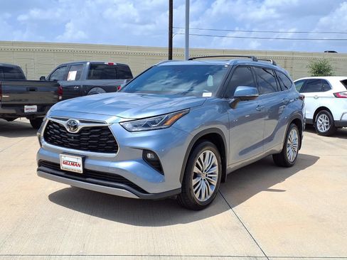 Used 2024 Toyota Highlander Platinum AWD/4WD image 4