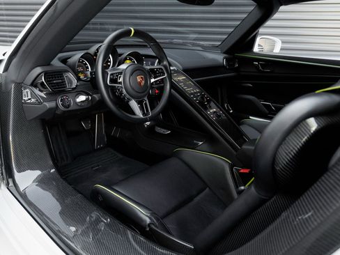 Used 2015 Porsche 918 Spyder image 4
