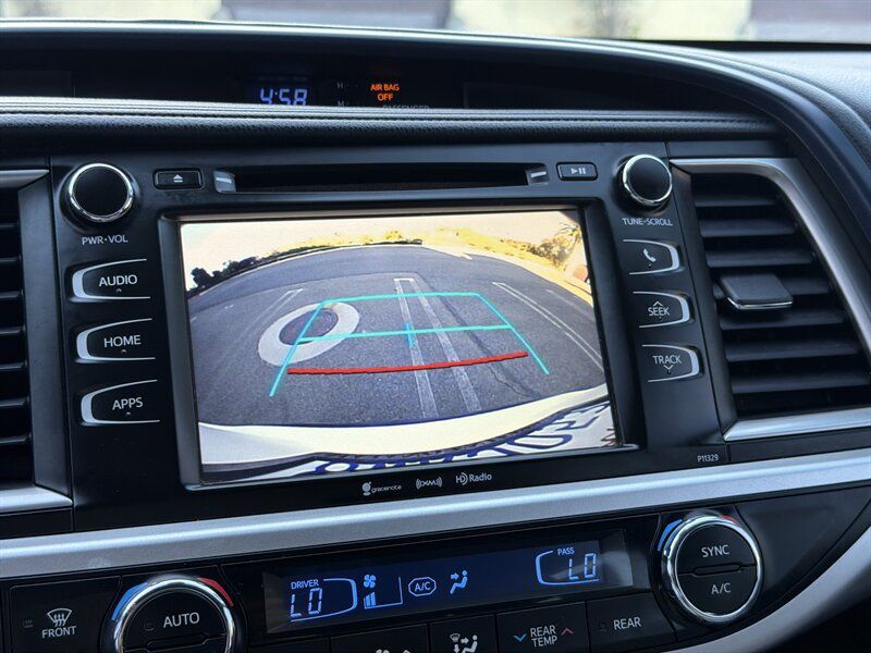 Used 2018 Toyota Highlander Plus FWD image 18
