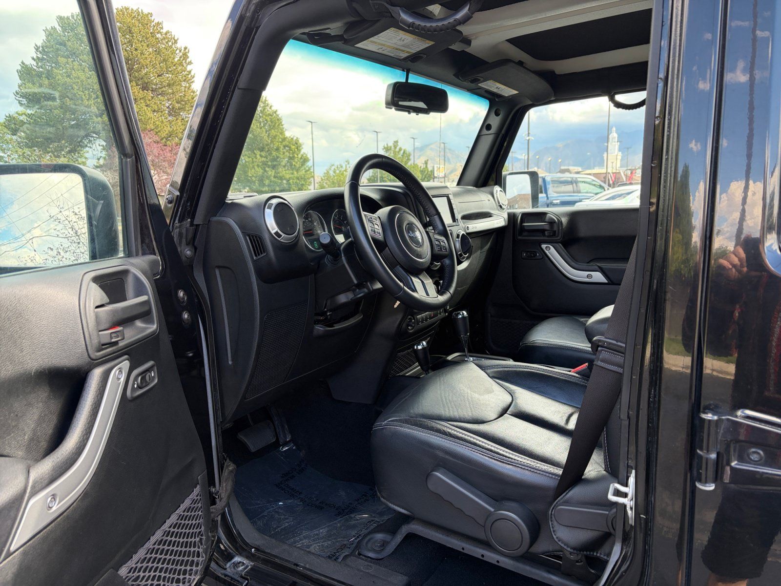 Used 2017 Jeep Wrangler Unlimited Sahara w/ Connectivity Group AWD/4WD image 10