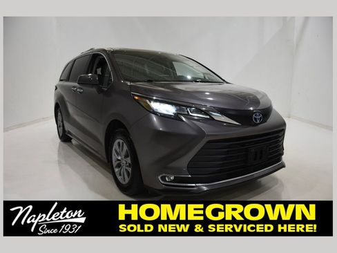 Used 2022 Toyota Sienna XLE w/ XLE Plus Package FWD image 1