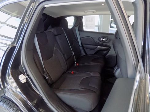 Used 2019 Jeep Cherokee Latitude w/ Popular Appearance Group image 19