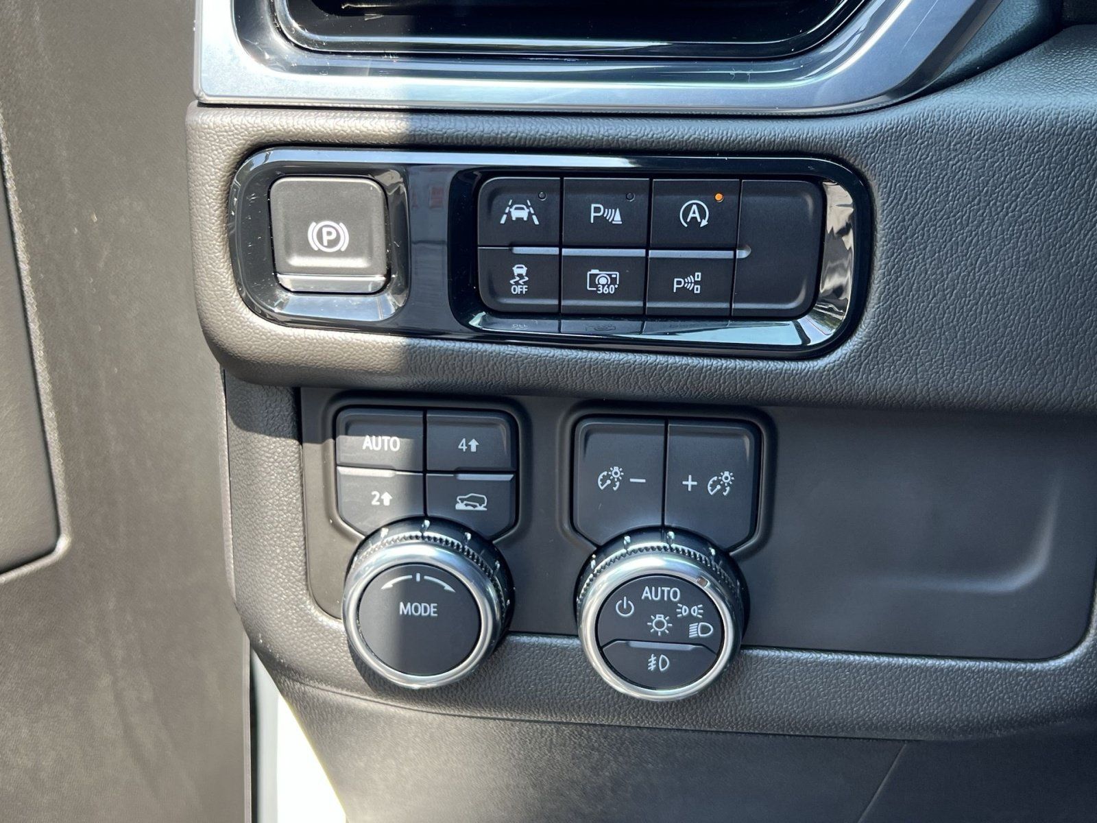 Used 2025 GMC Yukon XL Denali AWD/4WD image 40