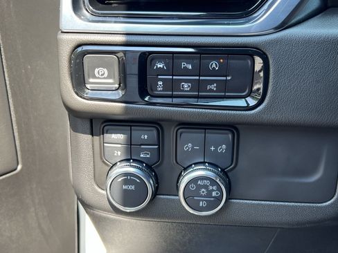 Used 2025 GMC Yukon XL Denali AWD/4WD image 40