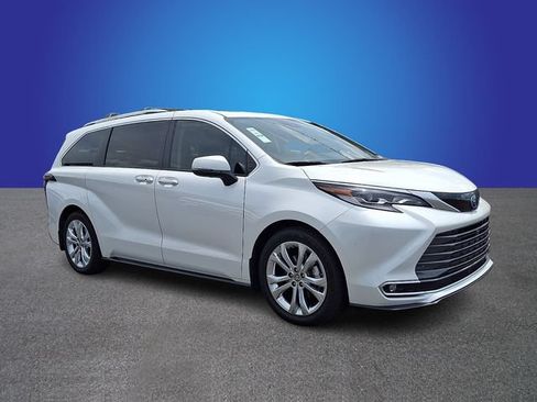 Used 2023 Toyota Sienna Platinum FWD image 3