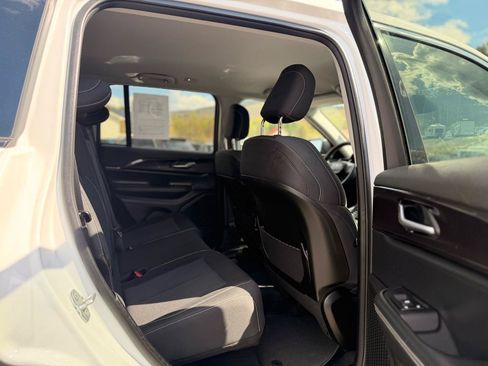 Used 2023 Jeep Grand Cherokee Laredo AWD/4WD image 17