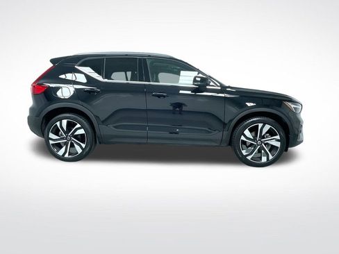 Used 2025 Volvo XC40 B5 Plus image 2