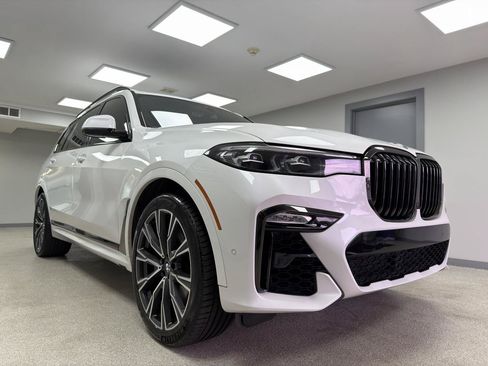Used 2021 BMW X7 xDrive40i w/ M Sport Package AWD/4WD image 4