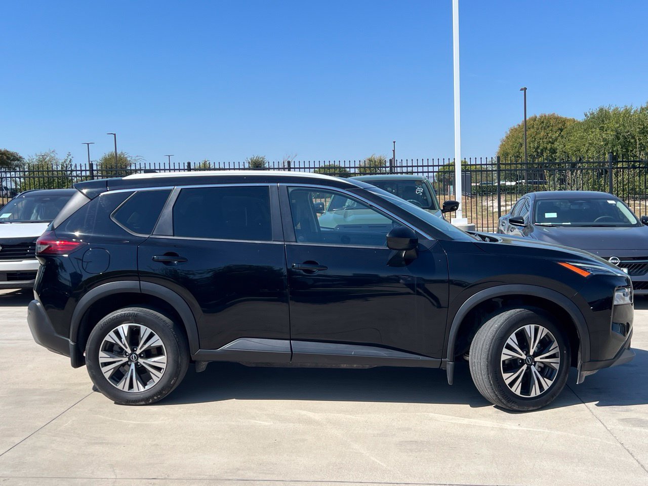 Used 2023 Nissan Rogue SV w/ SV Premium B Package FWD image 3
