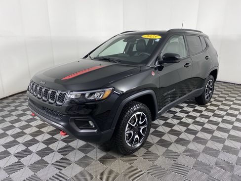 Used 2025 Jeep Compass Trailhawk w/ Sun & Sound Group AWD/4WD image 9