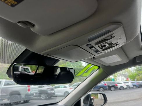 Used 2021 Toyota Highlander XLE AWD/4WD image 24