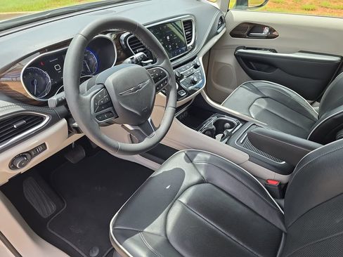 Used 2024 Chrysler Pacifica Limited FWD image 17