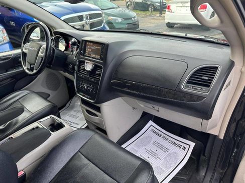 Used 2015 Chrysler Town & Country Touring-L w/ Driver Convenience Group image 13